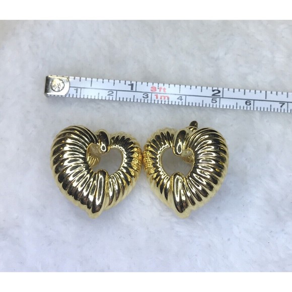 Vintage Trifari Signed Clip On Earrings Gold Tone Heart Earrings - Picture 2 of 4